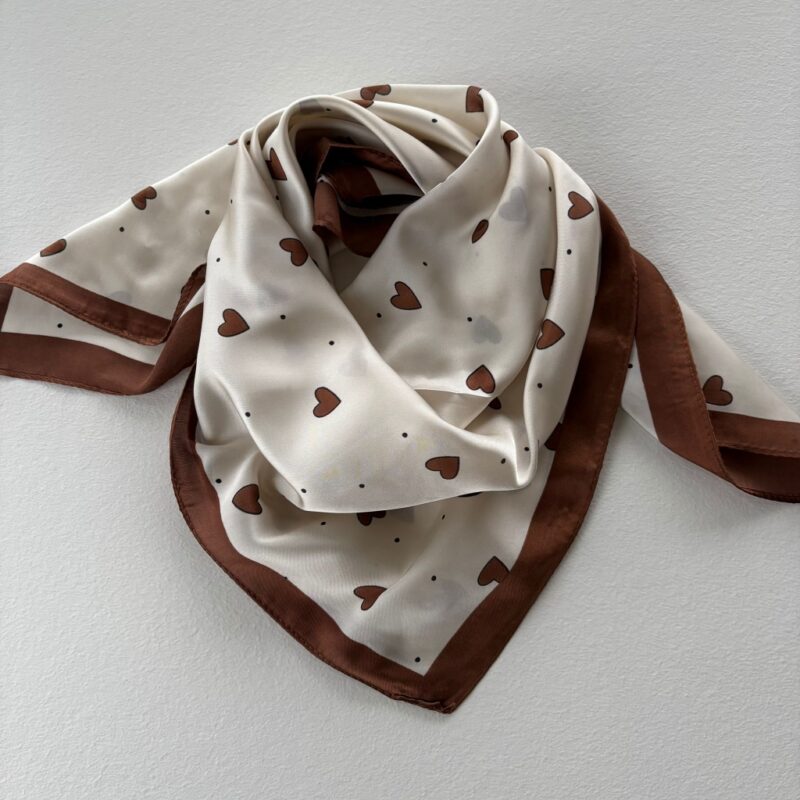 Three M tørklæde m. hjerter taupe